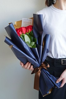 花束・ブーケ　こだわりラッピング［ロイヤルブルー］赤バラ12本