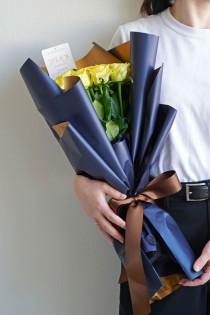 花束・ブーケ　こだわりラッピング［ロイヤルブルー］黄色バラ20本