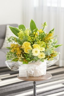 ミモザとおまかせ花材仕立て　春を感じるアレンジメントフラワー（Lサイズ）