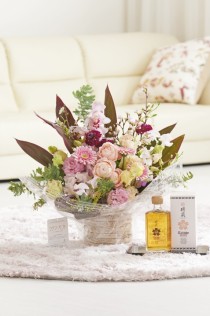 花とギフトのセット　桜とおまかせ花材仕立て　春を感じるアレンジメントフラワー（Lサイズ）と国産桜の木樽熟成の焼酎（リキュール）のセット