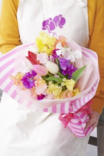 花束・ブーケ　チューリップとスイートピー　春の花束（ミックス系）※春仕様ラッピング＆フラワーバッグ付