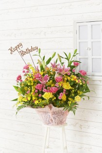 ＜配送地域限定＞3D立体メッセージ札［Happy Birthday（文字型）］付　アレンジメントフラワーSサイズ　おまかせ　1万円コース規格