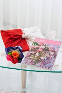 花とギフトのセット　シャボンフラワーとカタログギフト（ミストラル/セージ）風呂敷包み
