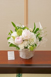 ＜ご自宅専用＞供花　アレンジメントフラワー　シャクヤクとおまかせ花材のミックス（Mサイズ）