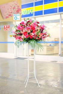 ＜配送地域限定＞【電報・祝電付き】スタンド花　一段2色指定　1.7万円コース（ピンク・赤系）　※台紙：ピンク