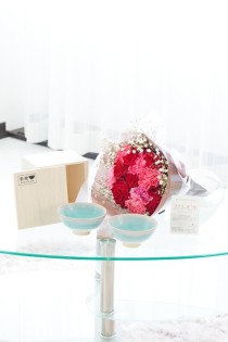 【2024年母の日】カーネーションとバラの花束・ブーケ（赤・ピンク系）［いつもありがとう（文字型）］3D立体ピック付きと木箱入り「萩焼茶碗セット（ペア）」フラワーギフトセット