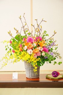 ＜配送地域限定＞アレンジメントフラワー　木蓮（モクレン）とおまかせ花材仕立て（Lサイズ）