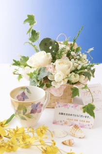 花とギフトのセット　グリーンのアレンジメントフラワーとコーヒーカップセット（8月の誕生日・記念日用）