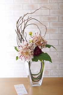 造花アート・アレンジメントMサイズ　ダリア2輪　※硝子ケース仕立て