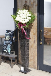 ＜配送地域限定＞アートスタンド花　高級薔薇スタンド（白バラ30本）黒ブリキ型