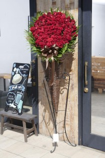 ＜配送地域限定＞アートスタンド花　高級薔薇スタンド（赤バラ70本）コーン型