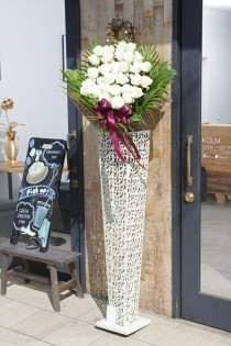 ＜配送地域限定＞アートスタンド花　高級薔薇スタンド（白バラ30本）白ブリキ型