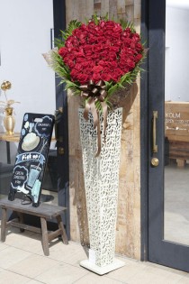 ＜配送地域限定＞アートスタンド花　高級薔薇スタンド（赤バラ70本）白ブリキ型